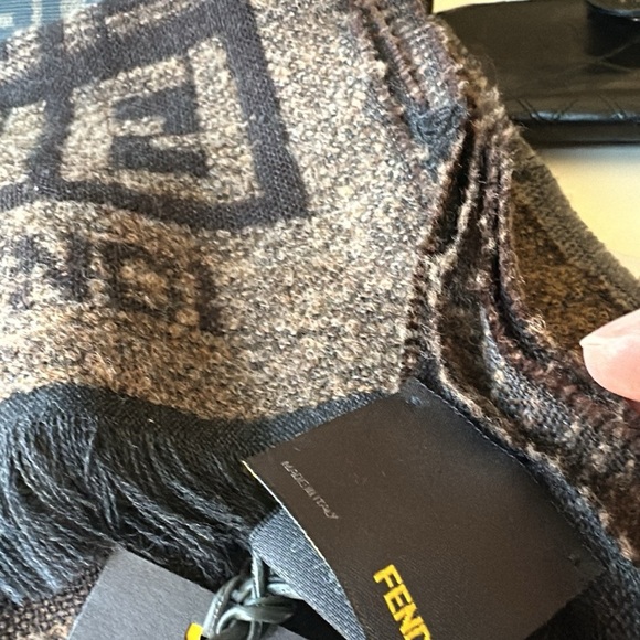 Fendi Unisex winter scarf - Picture 4 of 4